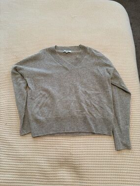 Madewell Women's Cashmere V-Neck Sweater in Light Gray
